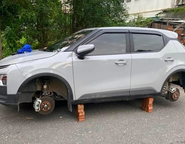 TP NOW: Ô tô bị trộm 2 bánh trong khu đô thị ở Hà Nội: Chủ xe lên tiếng