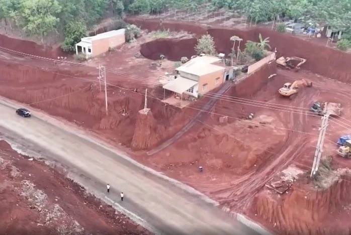 NÓNG 13/3: Vụ nhà dân cheo leo bên mép vực: Công an Đồng Nai vào cuộc điều tra