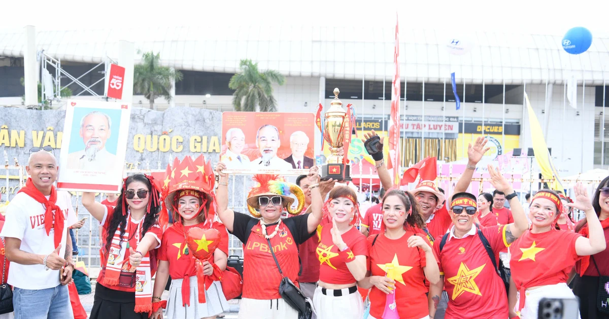 TP NOW: Sắc đỏ phủ kín cổng sân vận động Mỹ Đình trước trận Việt Nam - Campuchia