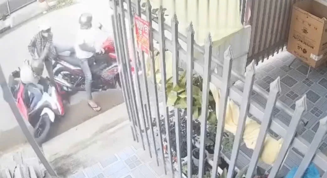 [Clip] Táo tợn cướp giật dây chuyền của người phụ nữ trước cửa nhà trọ