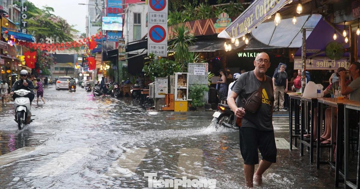 Người dân, du khách bì bõm lội nước trên 'phố Tây' Bùi Viện