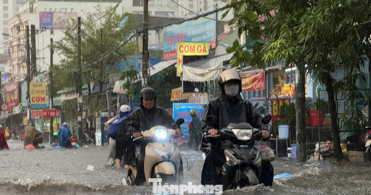Mưa từ chiều đến tối, nhiều tuyến đường ở TPHCM ngập sâu