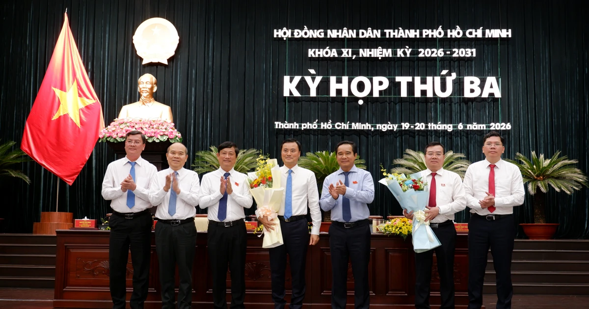 Miễn nhiệm một Phó chủ tịch và hai ủy viên UBND TPHCM
