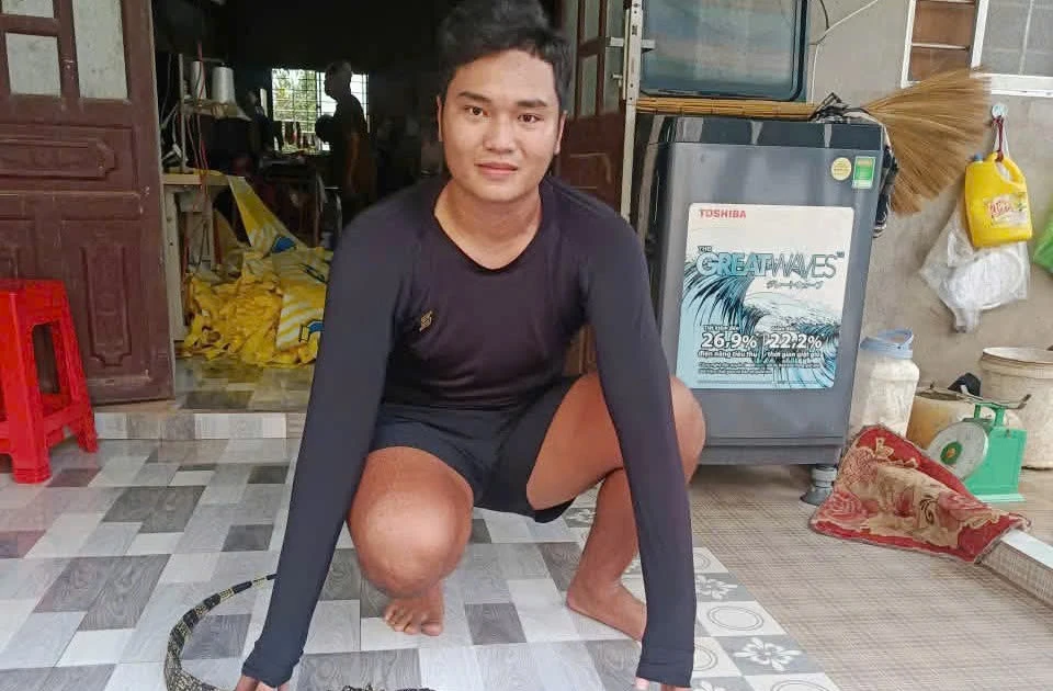 Kỳ đà hoa quý hiếm bất ngờ xuất hiện phía sau nhà dân