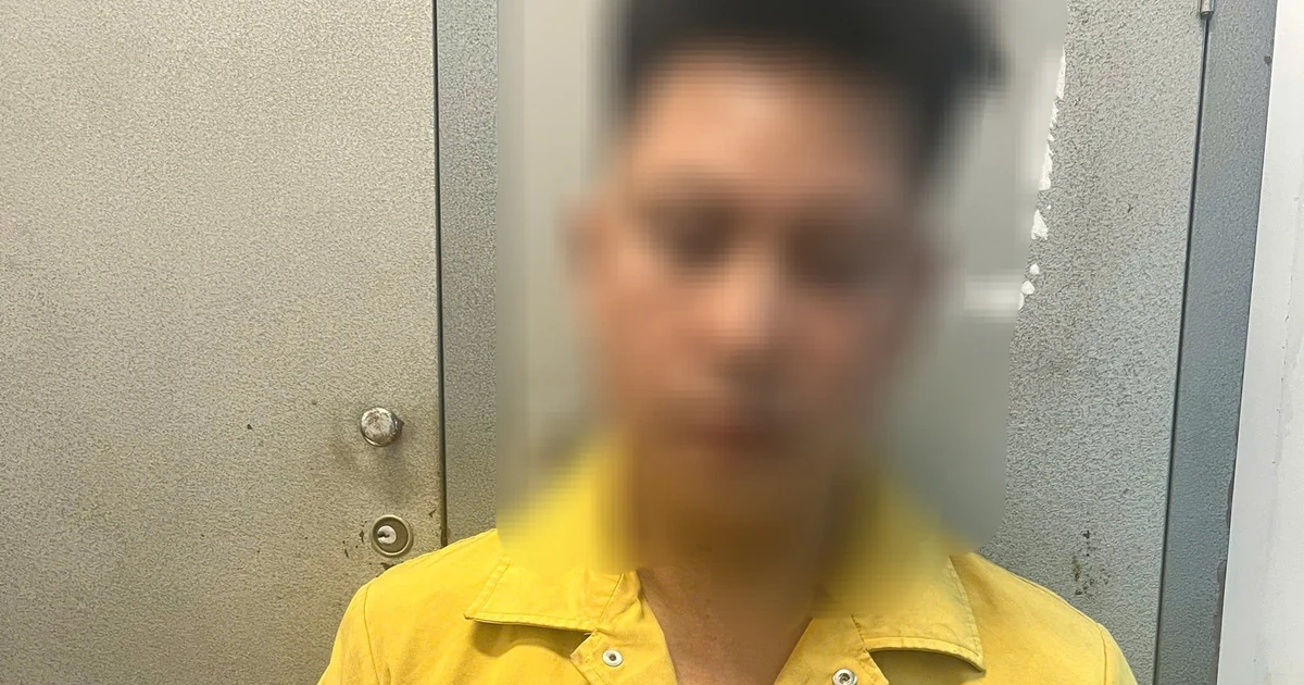 Công an TPHCM buộc các đối tượng dán tờ rơi quảng cáo 'rác' phải tự tay bóc gỡ