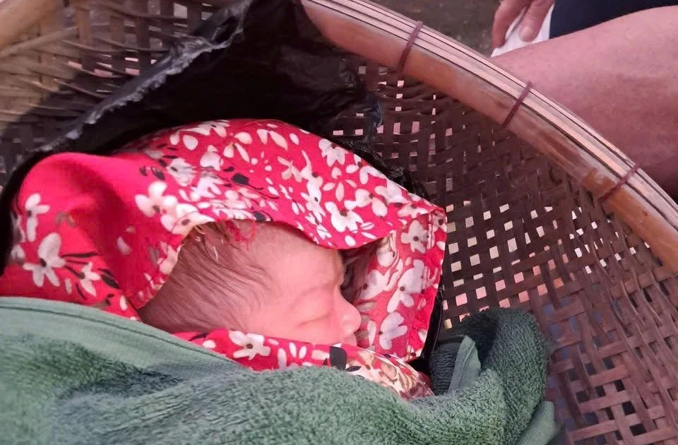 Tìm người thân của bé sơ sinh bị bỏ rơi giữa ruộng ở TPHCM