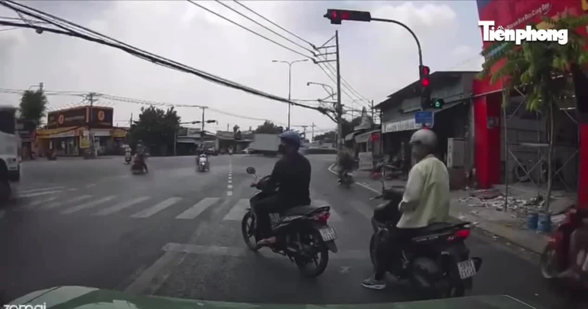 Xe tải lao vào đám đông, hai người thương vong ở TPHCM