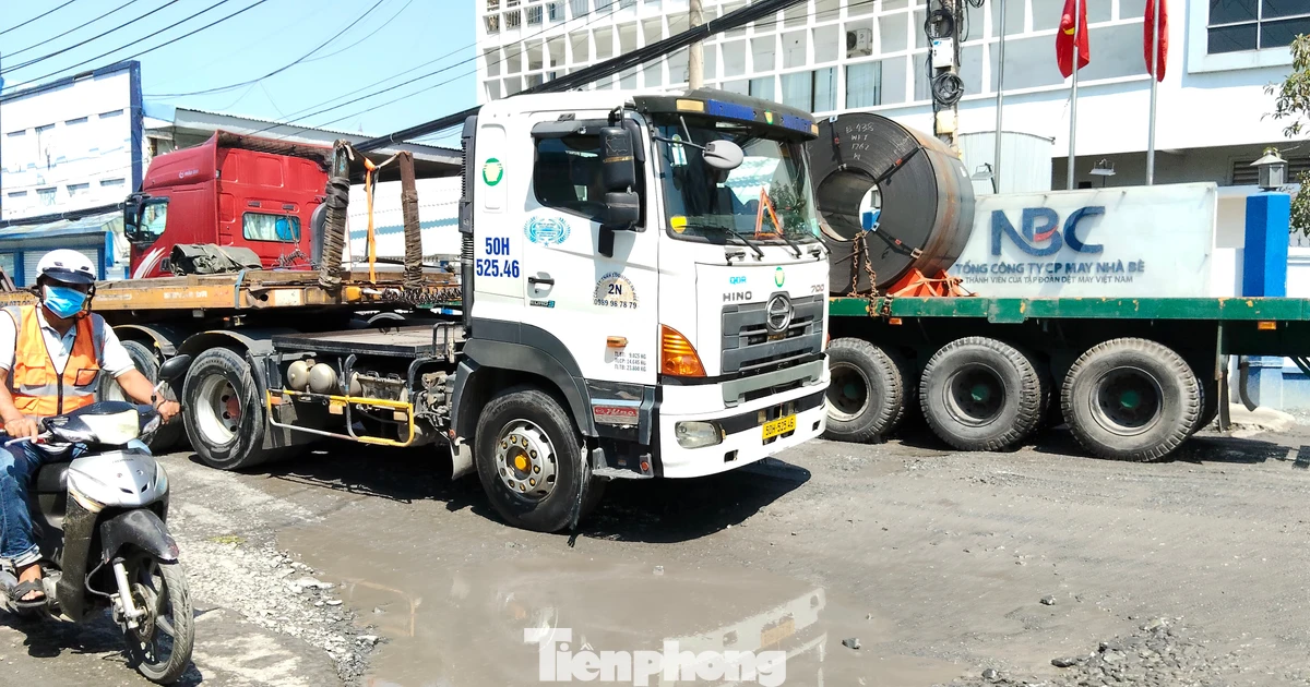 CLIP: Xe tải nối nhau bò qua những ổ voi trên 'con đường đau khổ' ở nội ô TPHCM