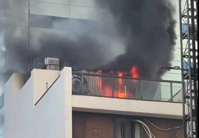 Nghi ngút khói lửa trên sân thượng spa giữa trung tâm TPHCM