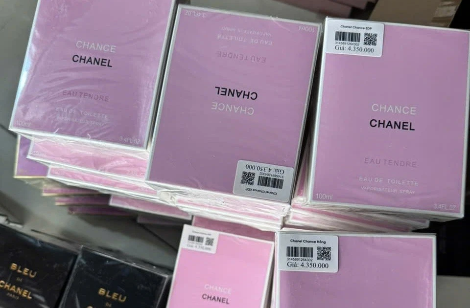 Triệt phá đường dây buôn bán 10.000 chai nước hoa Chanel, BVL, Versace giả