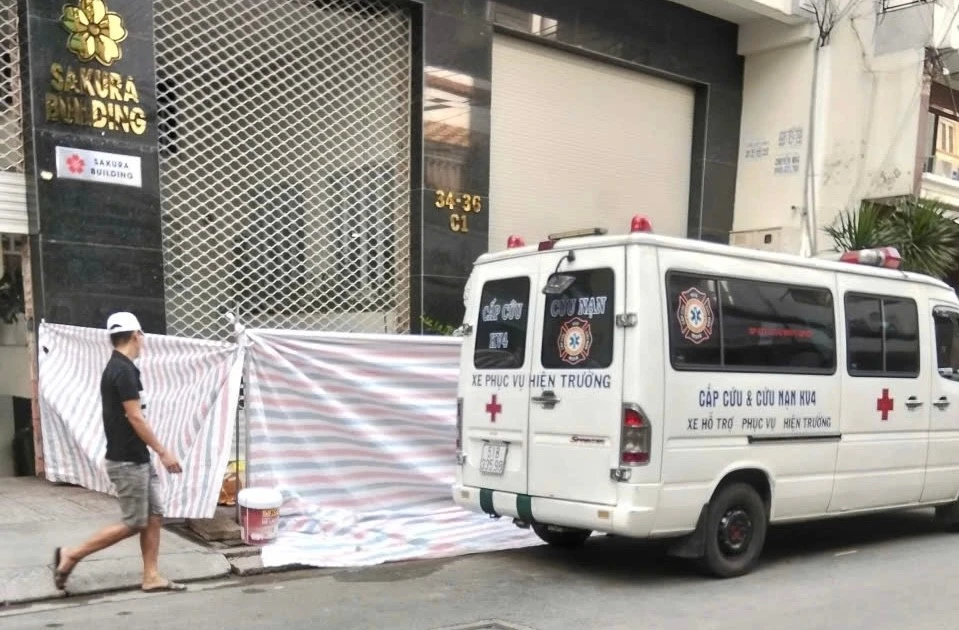 Nam sinh viên bất ngờ tử vong trên vỉa hè TPHCM