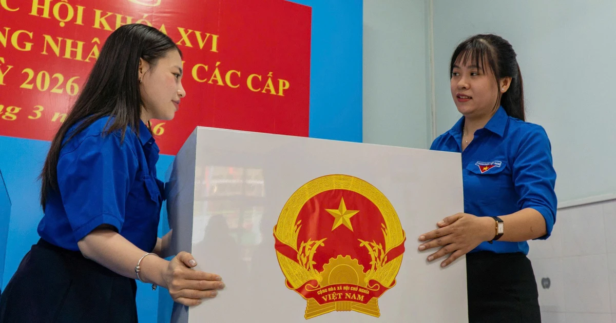 Tuổi trẻ TPHCM tích cực hỗ trợ cử tri tại các điểm bỏ phiếu