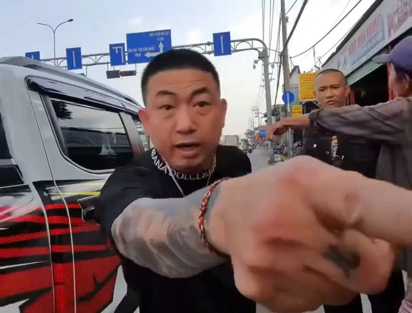 Bắt 2 đối tượng đi ô tô hành hung người đi xe máy ở TPHCM