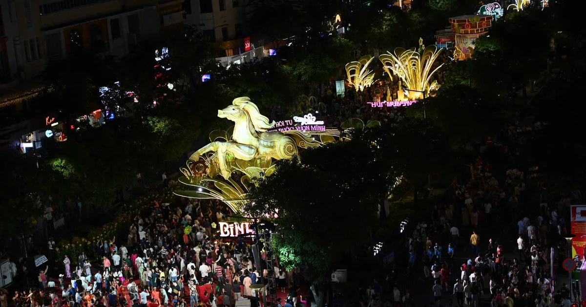 Linh vật ngựa gây choáng ngợp ở đường hoa Nguyễn Huệ