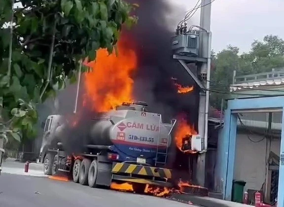 TPHCM: Xe bồn chở chất lỏng bốc cháy dữ dội trong khu dân cư