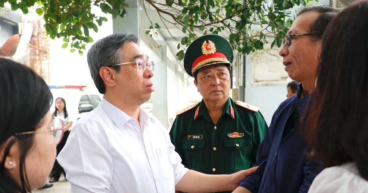 Lãnh đạo TPHCM thăm hỏi gia đình vụ cháy khiến ba mẹ con qua đời