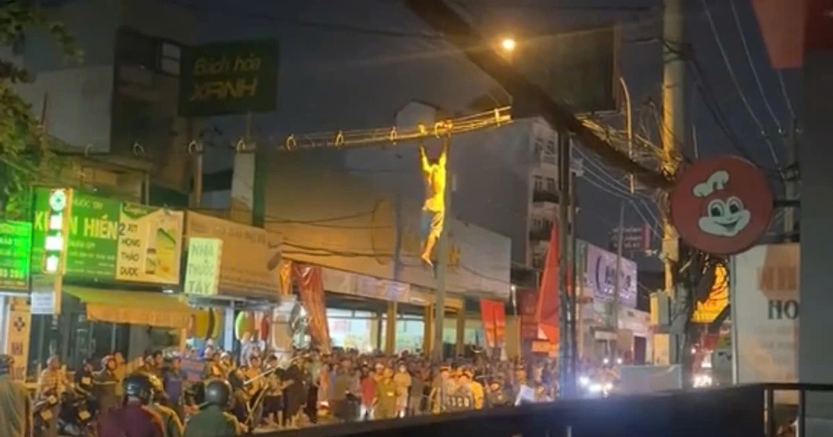 Người đàn ông đu dây điện, leo mái nhà, phá tài sản gây náo loạn đường phố