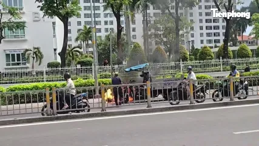 [CLIP] Xe ba gác đang chạy bất ngờ cháy dữ dội