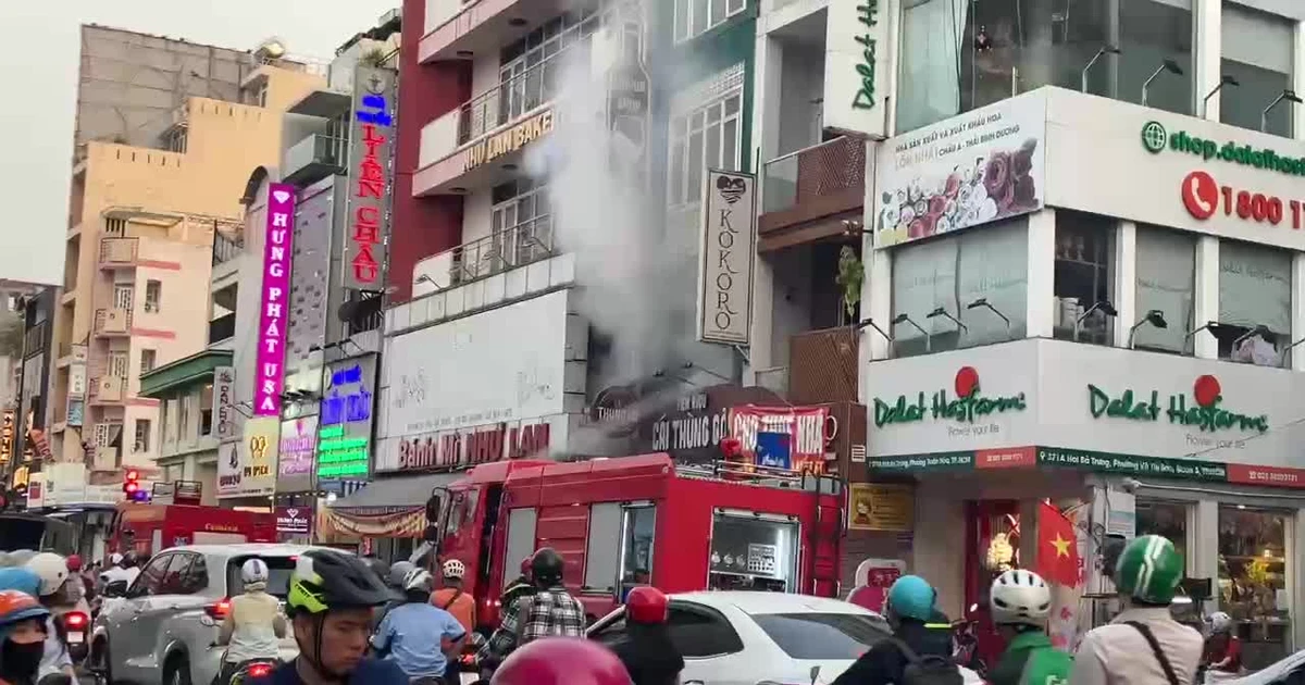 Cháy tiệm rượu lúc cao điểm, giao thông trung tâm TPHCM hỗn loạn