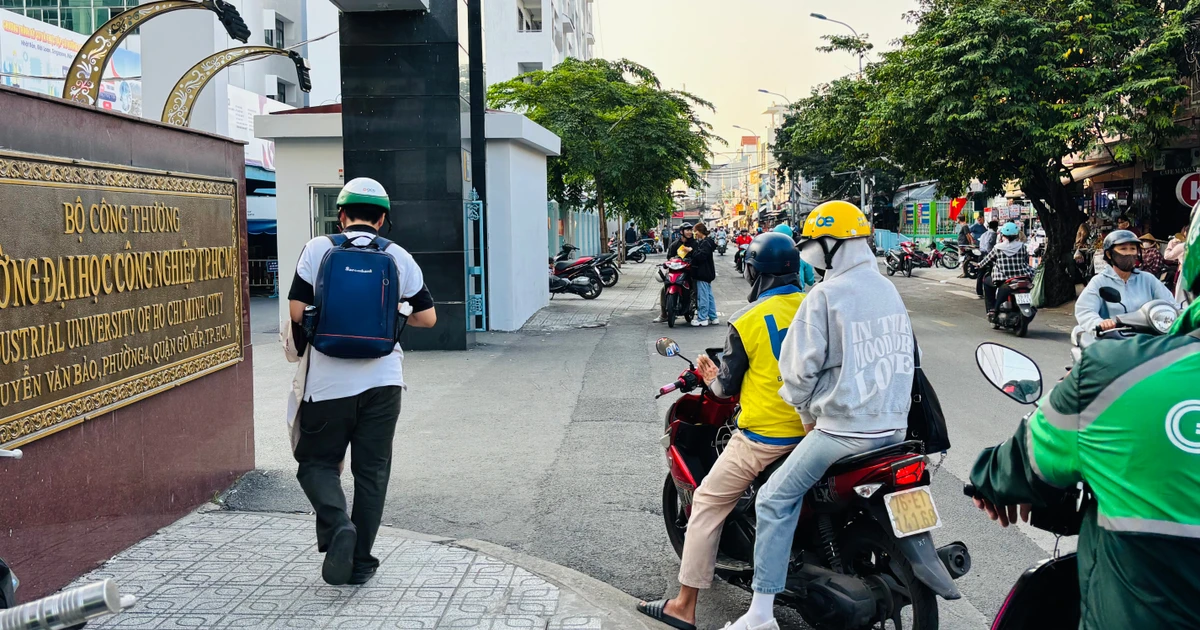 Sinh viên nháo nhác vì bãi xe bất ngờ đóng cửa, trường đại học chuyển hướng học online