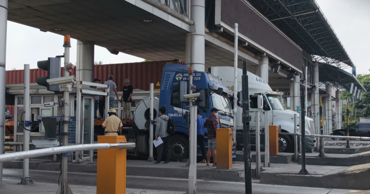 Hai cuộn thép rơi khỏi xe đầu kéo, đường Võ Chí Công ùn tắc nhiều giờ