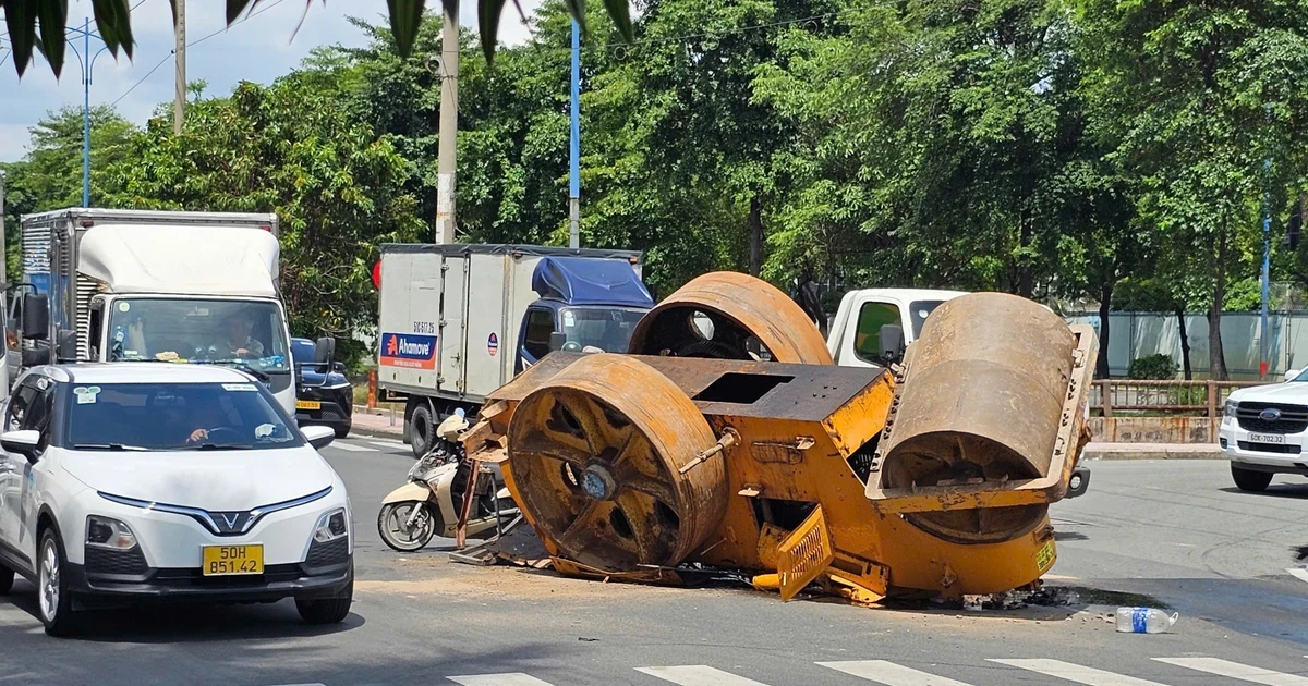 Xe lu rơi khỏi xe tải, người đi đường thoát nạn trong gang tấc
