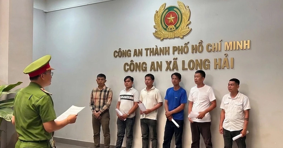 Ăn nhậu giữa đường rồi lao vào đánh nhau, 6 người bị khởi tố