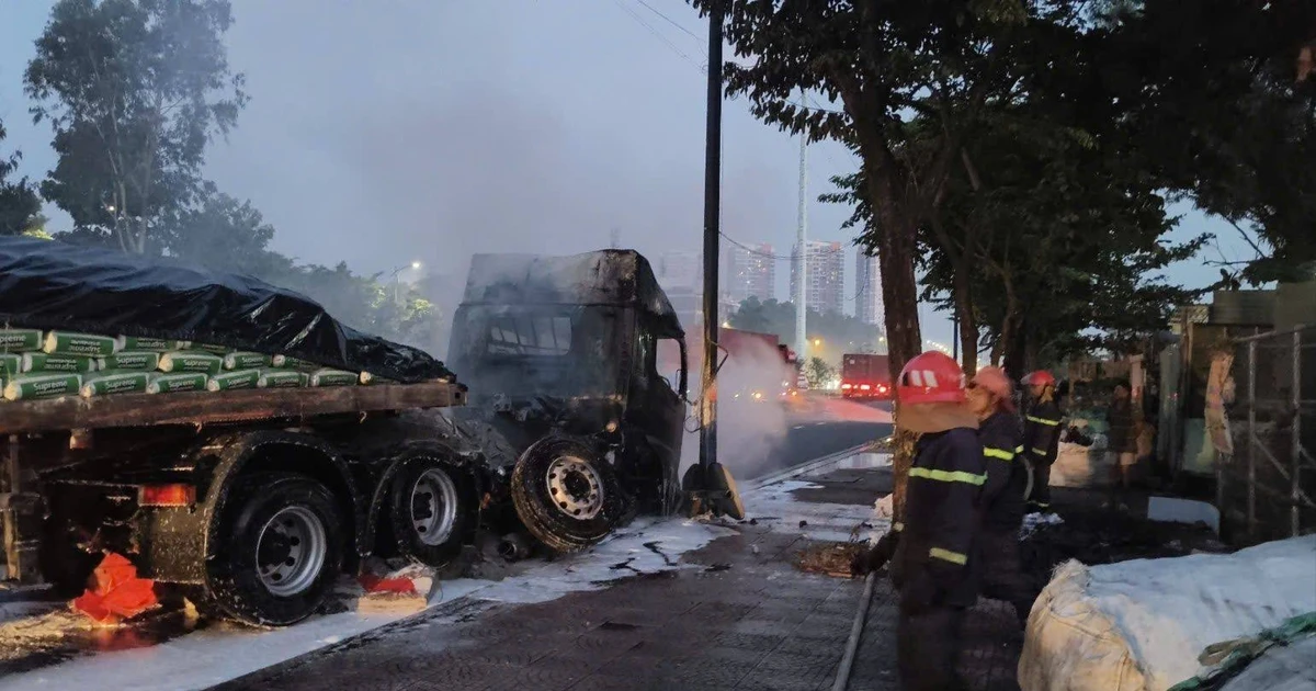 Xe đầu kéo cháy dữ dội trên đường, tài xế thoát nạn