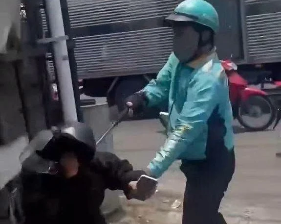 Bắt tài xế xe công nghệ dùng gậy 3 khúc đánh người sau va chạm ở TPHCM