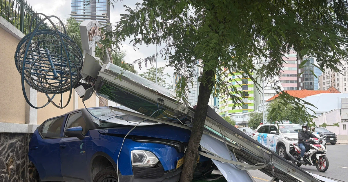 Hai ô tô va chạm lao lên vỉa hè, húc đổ pano dưới chân cầu Ba Son