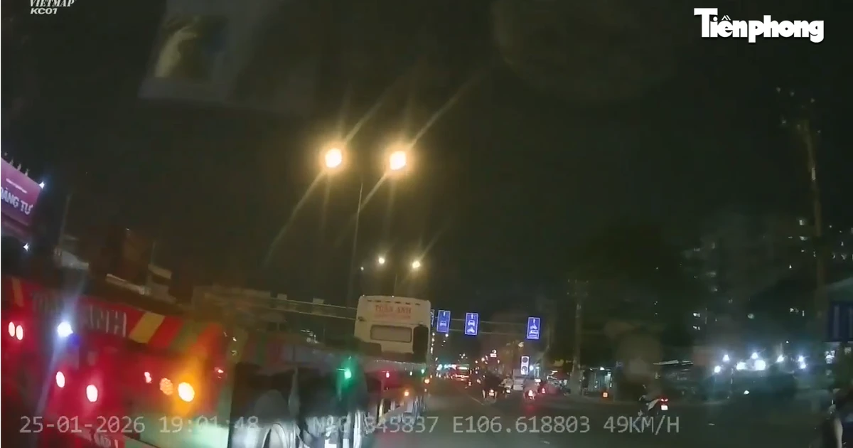 [Clip] Xe đầu kéo lạng lách, ép ô tô con trên đường gây bức xúc ở TPHCM