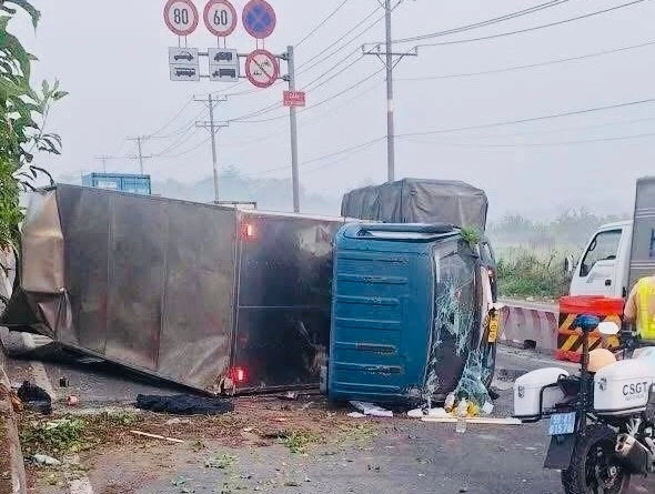 Xe tải lật ngang cầu, cửa ngõ Tây Bắc TPHCM ùn tắc kéo dài