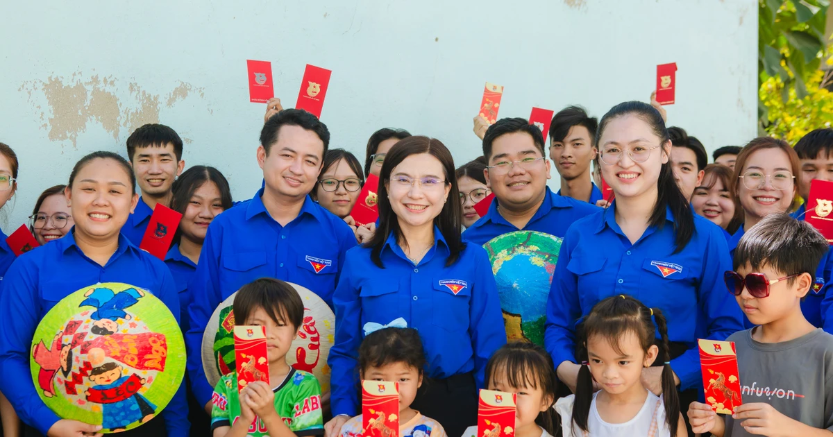 Bí thư Trung ương Đoàn Nguyễn Phạm Duy Trang thăm, chúc Tết công nhân khó khăn