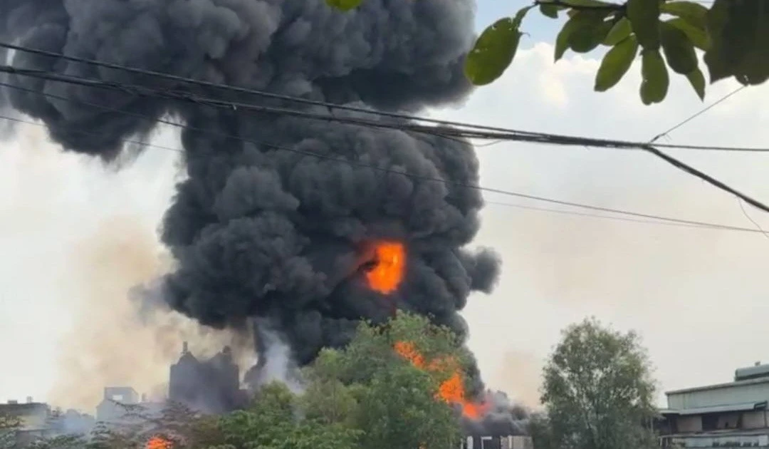 Xưởng nhựa trong khu dân cư bất ngờ bốc cháy dữ dội ở TPHCM