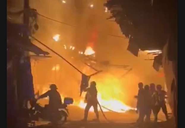 Cháy lớn ở TPHCM thiêu rụi nhiều căn nhà trong đêm