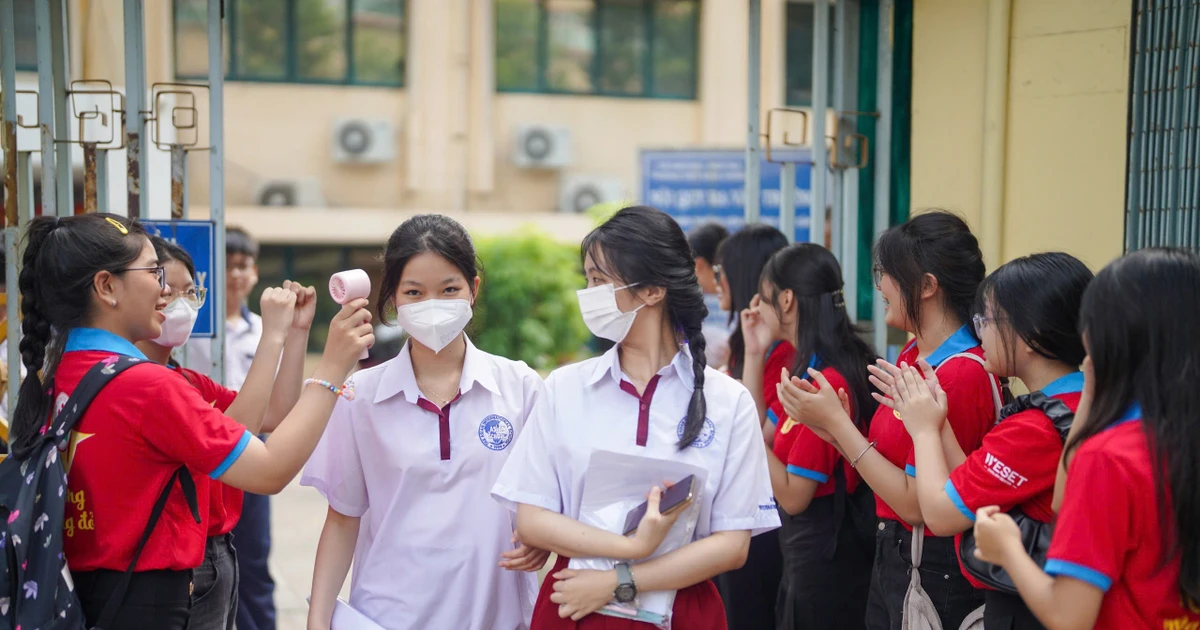 Đăng ký nguyện vọng vào lớp 10 ở TPHCM: Nơi 'ngộp thở', chỗ tuyển chưa đủ