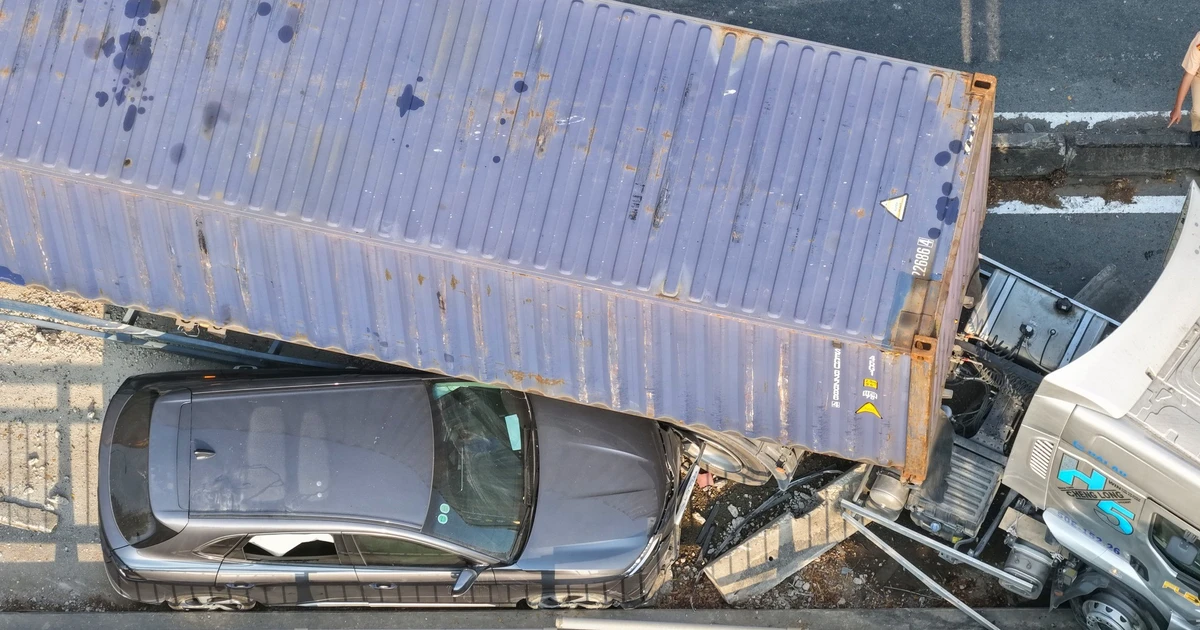 Container 'đè' ô tô 7 chỗ, cửa ngõ phía Đông TPHCM kẹt xe kéo dài