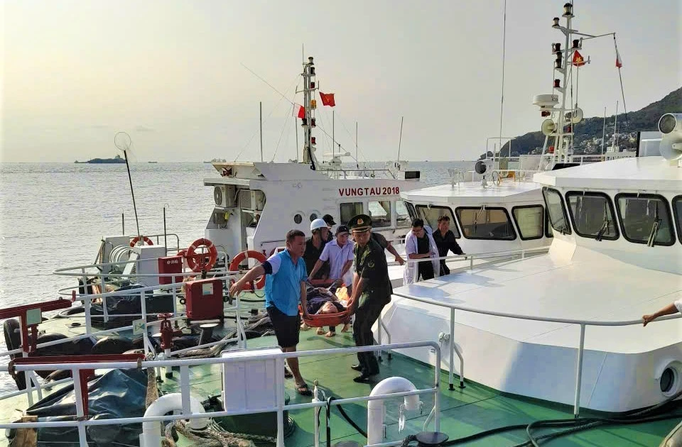 Cứu thuyền viên Hàn Quốc gặp sự cố trên vùng biển Việt Nam