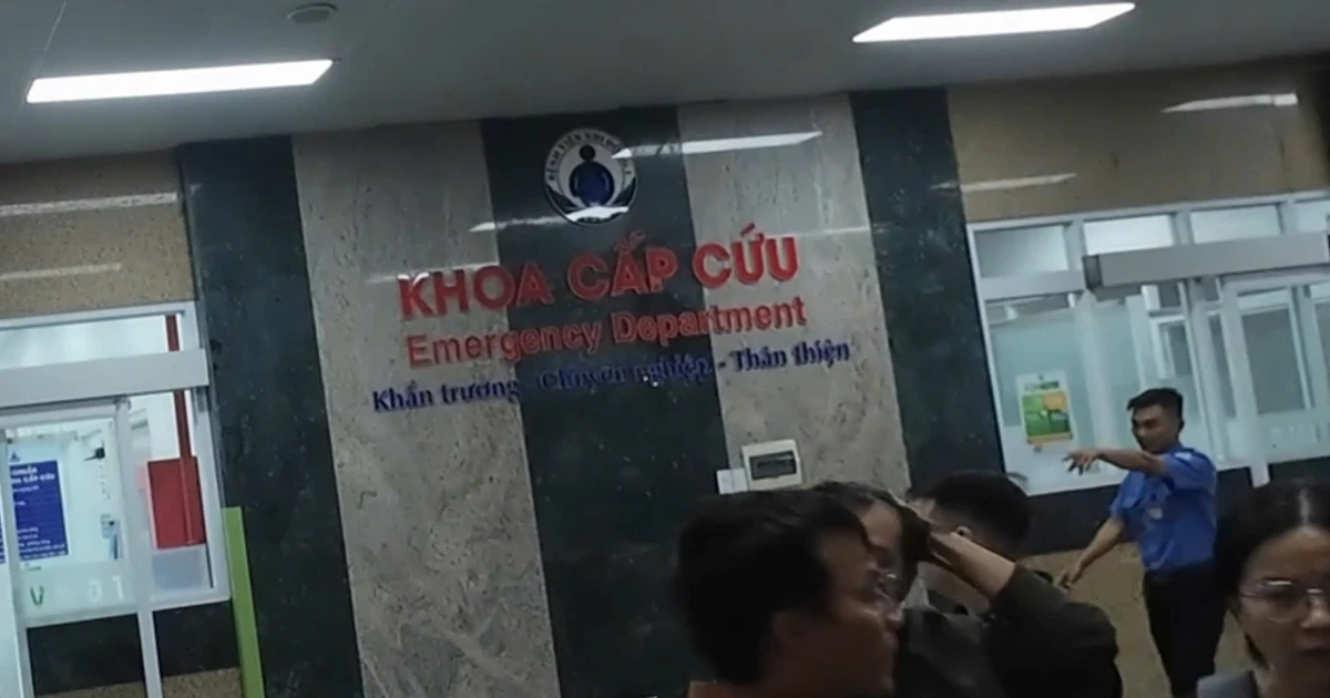 CLIP: CSGT dùng xe đặc chủng đưa bé trai 2 tuổi hóc dị vật đến bệnh viện