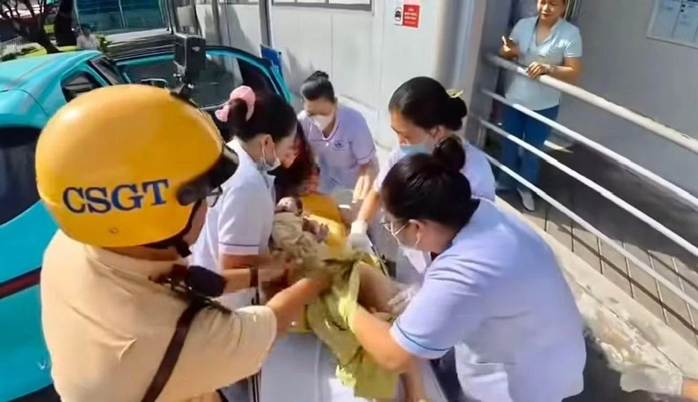 CSGT mở đường đưa sản phụ đến bệnh viện nhận được 'mưa' lời khen