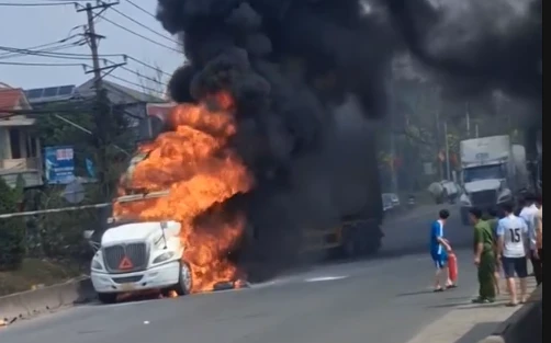 [CLIP] Xe đầu kéo bốc cháy ngùn ngụt trên quốc lộ qua Đồng Nai