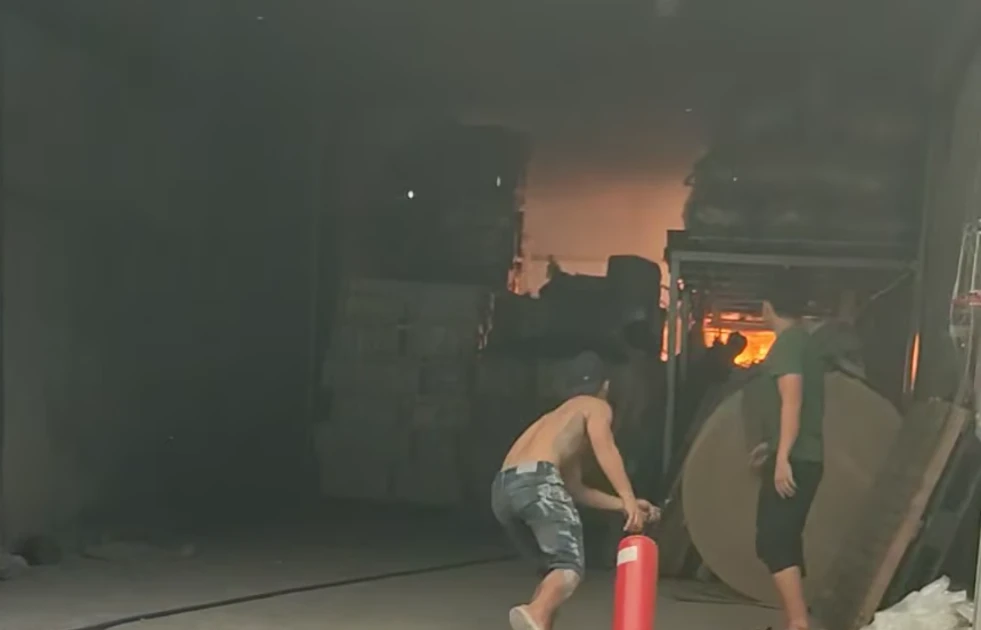 Cháy xưởng giấy, công nhân nhanh trí dùng xe nâng cứu hàng