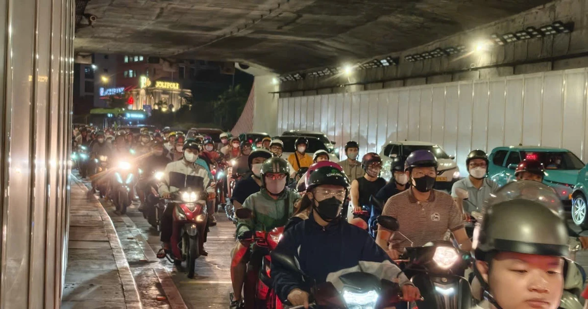 Tai nạn liên hoàn trong hầm Thủ Thiêm, giao thông ùn ứ kéo dài