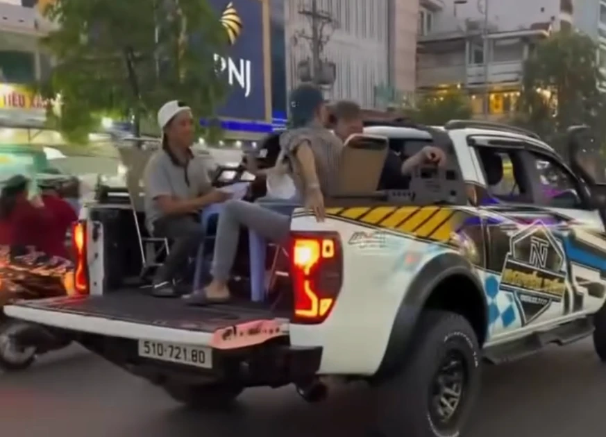 Tước bằng lái tài xế chở nhóm người ăn uống trên thùng xe bán tải gây xôn xao TPHCM