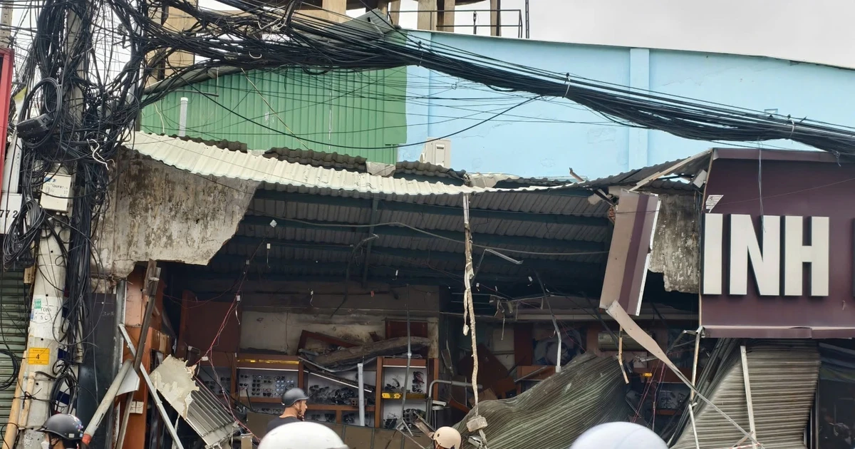 Xe ben tông sập cửa hàng ở TPHCM, cả gia đình nhập viện