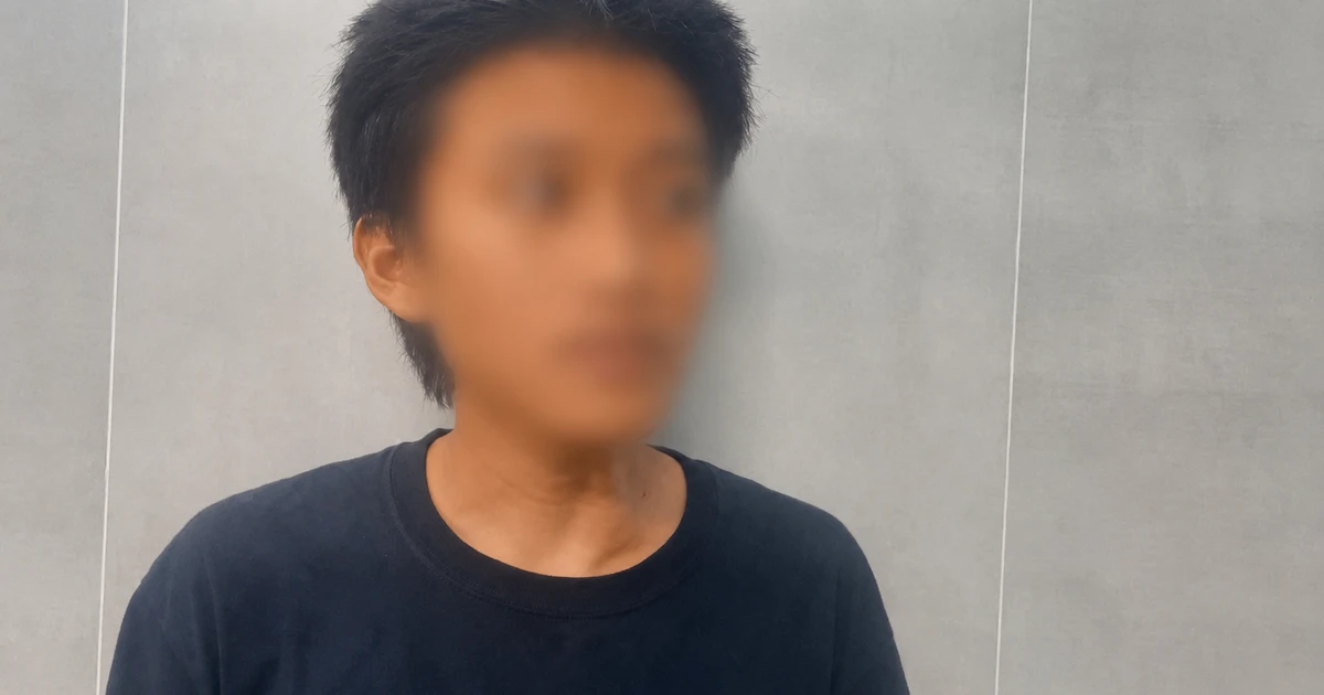 Phá bảng tin cầu bộ hành vì bị che... hình vẽ bậy
