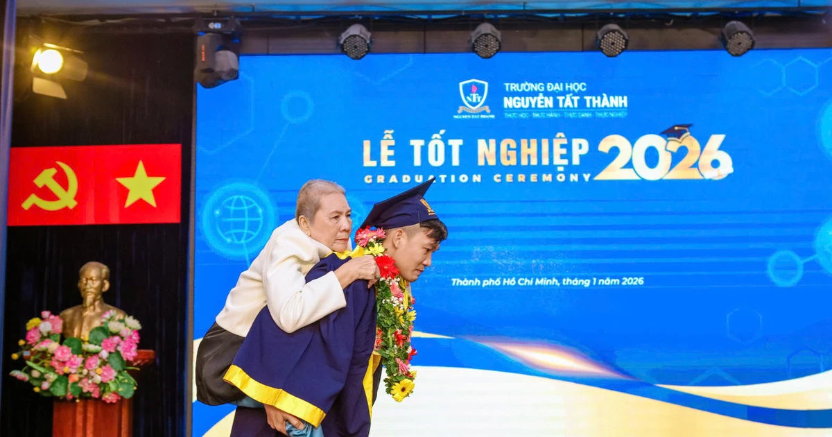 Nam sinh cõng mẹ lên sân khấu nhận bằng tốt nghiệp