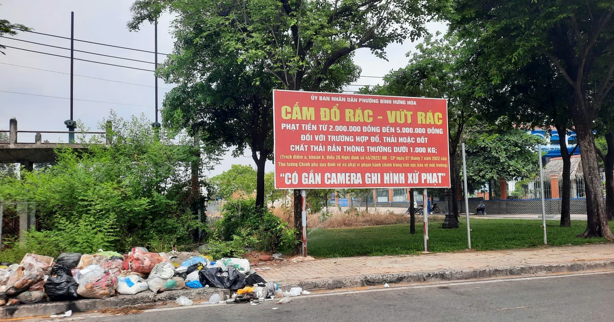 Rác thải bủa vây, kênh nước đen bốc mùi nồng nặc ở TPHCM