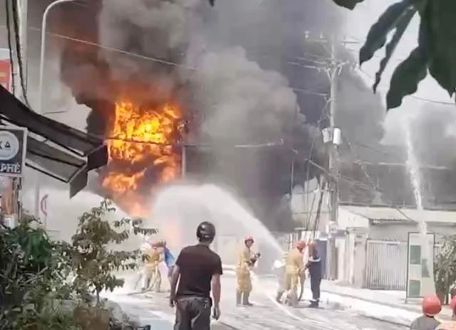 Tổng kho Xăng dầu Nhà Bè lên tiếng về vụ cháy xe bồn chở xăng M95 ở TPHCM