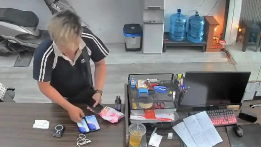 Giả khách vào tiệm cầm đồ, người đàn ông giật 2 iPhone rồi bỏ chạy